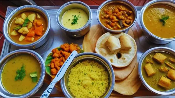 বৃষ্টির দিনে রান্নার মেনু সহ গরম চা ও ভাজাপোড়া খাবার