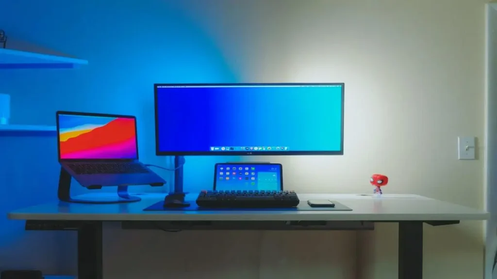 ডেস্কটপ বনাম ল্যাপটপ – কোনটি উপযুক্ত? সঠিক ডিভাইস বেছে নেওয়ার পূর্ণ তুলনা ও বিশ্লেষণ।