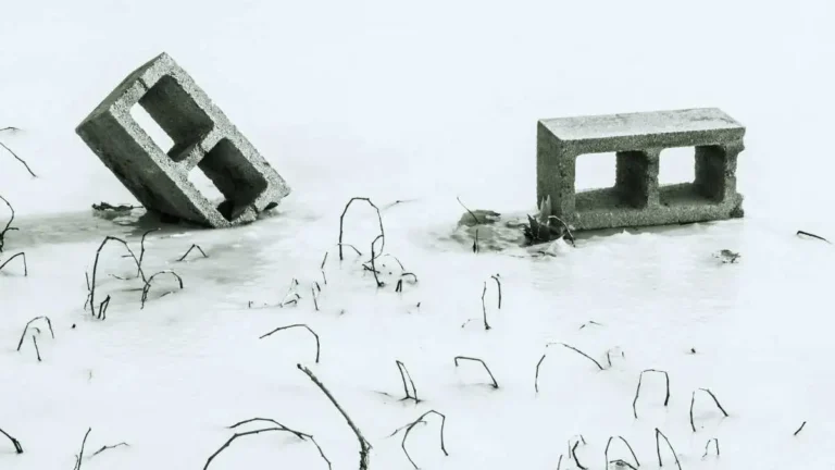 ব্লক ইট দিয়ে টেকসই ও আধুনিক ঘর নির্মাণের দৃশ্য