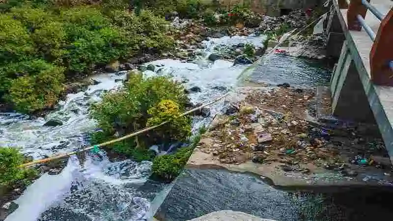 পানি দূষণের কারণ বোঝাচ্ছে শিল্পকলা, আবর্জনা ও রাসায়নিকের ফলে দূষিত নদীর ছবি