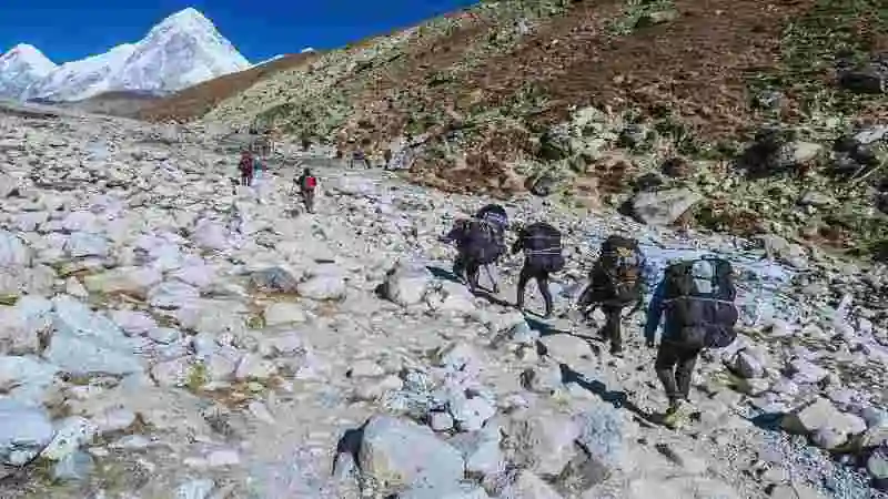 মাউন্ট এভারেস্ট বাংলাদেশি বিজেতা—বাংলাদেশি পর্বতারোহীর এভারেস্ট জয়ের ছবি