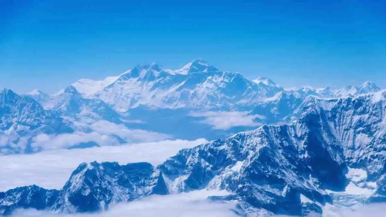 মাউন্ট এভারেস্ট বরফে ঢাকা বিশ্বের সর্বোচ্চ পর্বতশৃঙ্গের দুর্লভ দৃশ্য