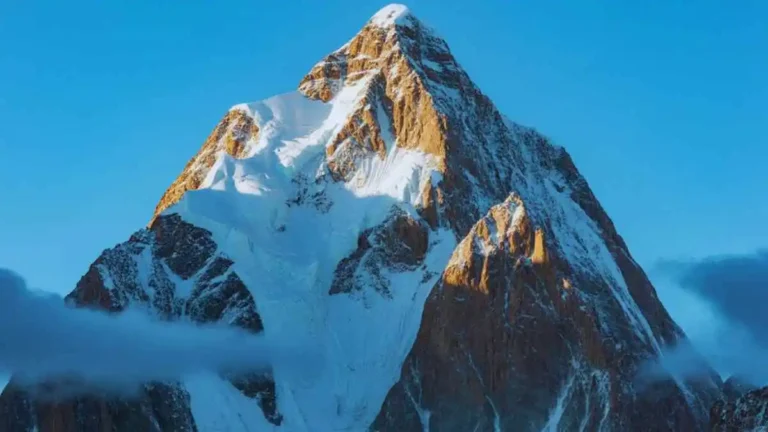 K2 পর্বতের চূড়া ও বরফে ঢাকা দৃশ্য