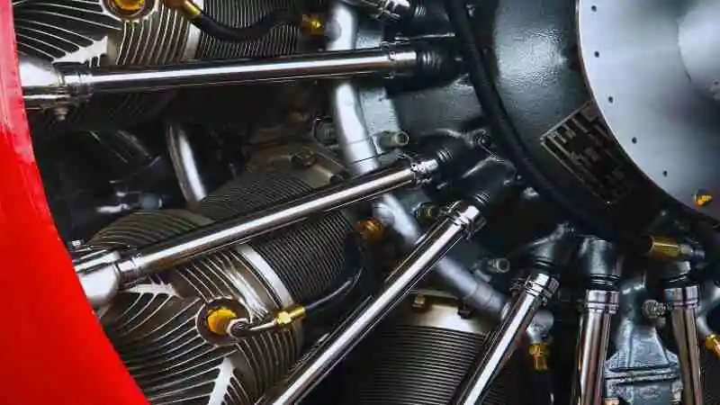 ইঞ্জিন অয়েল কিভাবে কাজ করে তা বোঝানোর জন্য ইঞ্জিনের গ্রাফিক