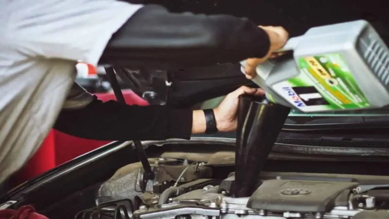 গাড়ির ইঞ্জিন অয়েল বোতল ও ব্যবহার