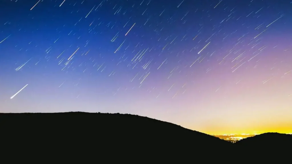 উল্কা বৃষ্টি রাতে আকাশে উজ্জ্বল উল্কাপাতের দৃশ্য