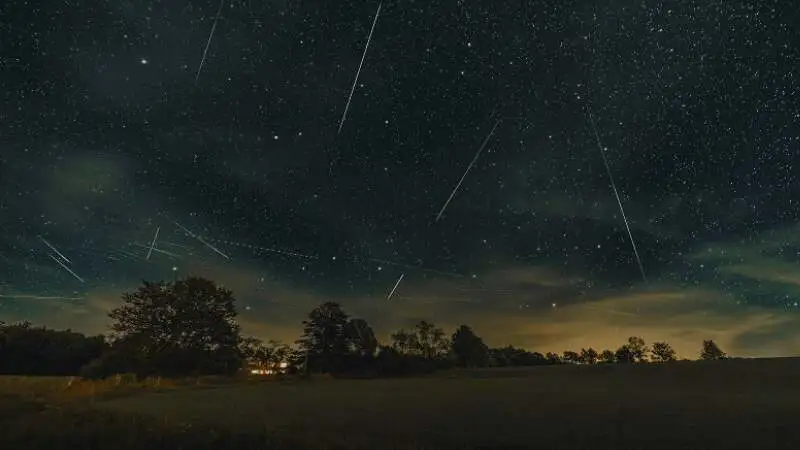 উল্কা বৃষ্টির কারণ ও ব্যাখ্যা বোঝাতে রাতের আকাশে উজ্জ্বল উল্কাপাতের দৃশ্য