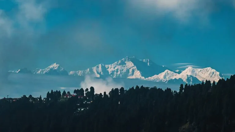 কাঞ্চনজঙ্ঘা পর্বতের চূড়া ও প্রাকৃতিক সৌন্দর্য