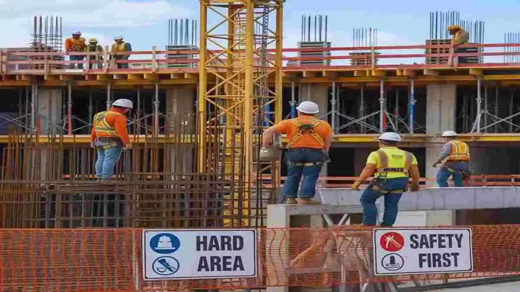 ভবন নির্মাণে নিরাপত্তা বিধি অনুসরণ করে শ্রমিকদের নিরাপদ কাজের পরিবেশ