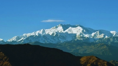 হিমালয়ের কাঞ্চনজঙ্ঘা পর্বতের বরফঢাকা চূড়ার দৃশ্য