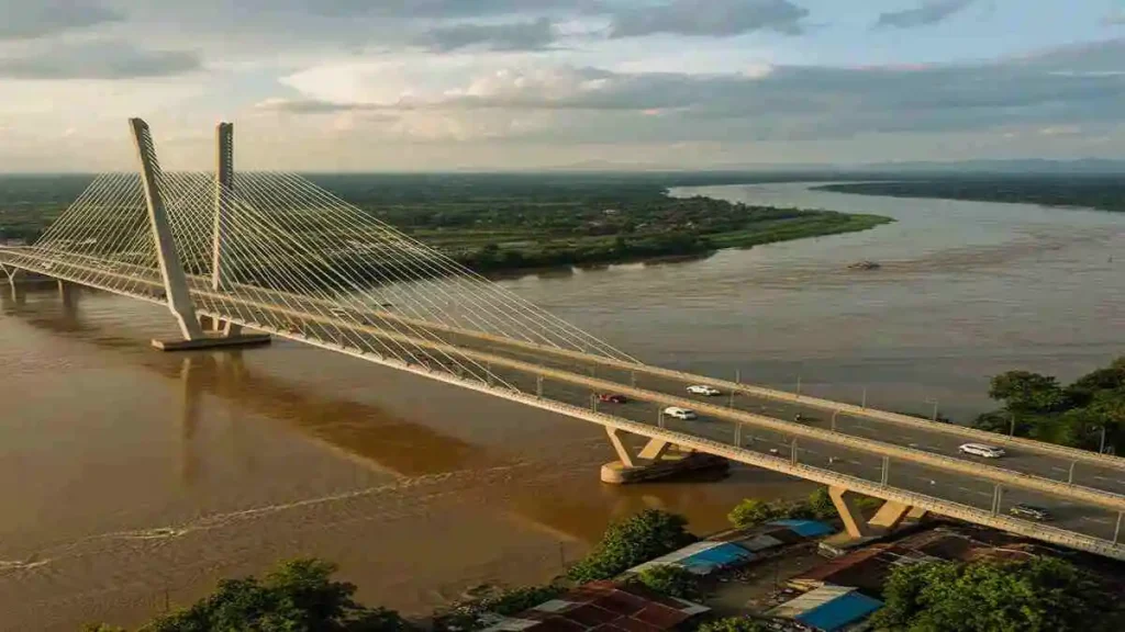 কর্ণফুলী নদী চট্টগ্রাম শহরের পাশ দিয়ে প্রবাহিত বাংলাদেশের গুরুত্বপূর্ণ নদী