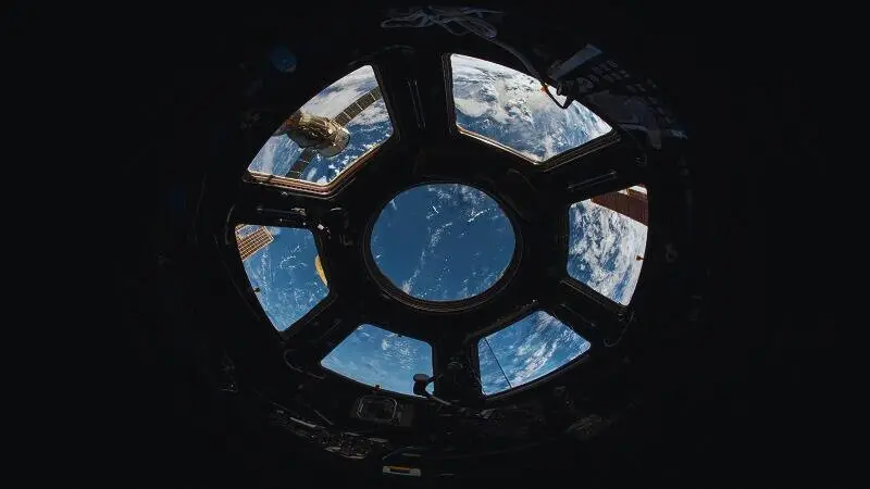 কৃত্রিম উপগ্রহ কি—মহাকাশে পৃথিবীর কক্ষপথে ঘূর্ণায়মান একটি স্যাটেলাইট