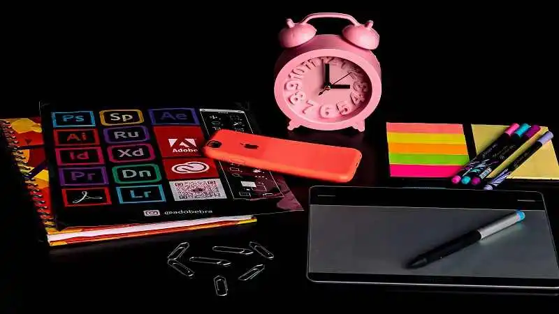 পড়াশোনার জন্য আধুনিক গ্যাজেট যেমন ল্যাপটপ, ট্যাবলেট, হেডফোন এবং স্মার্ট স্টাডি ডিভাইস