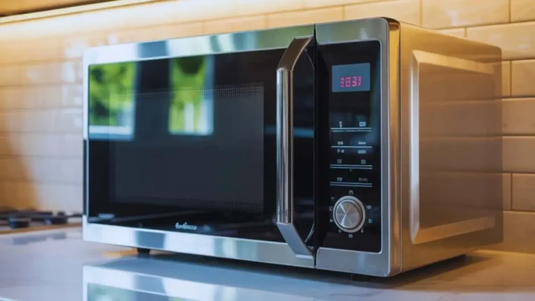 আধুনিক মাইক্রোওভেন দিয়ে দ্রুত খাবার গরম ও রান্না করার দৃশ্য